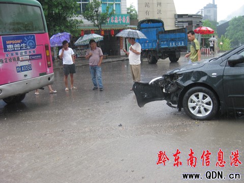 水泥廠路口 兩車擦掛(組圖)