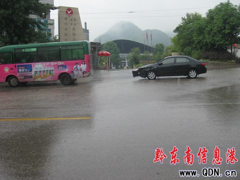 水泥廠路口 兩車擦掛(組圖)