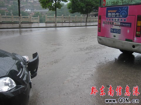 水泥廠路口 兩車擦掛(組圖)