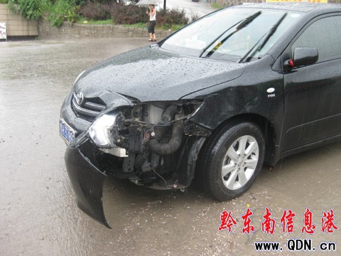 水泥廠路口 兩車擦掛(組圖)