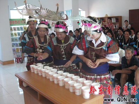 �P����д�ɞ��F�ݵ�һ����������ʾ����