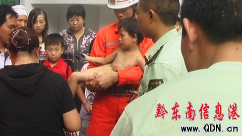 瀝青“吞噬”五歲女童 消防成功營救(組圖)