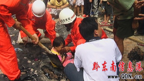 瀝青“吞噬”五歲女童 消防成功營救(組圖)