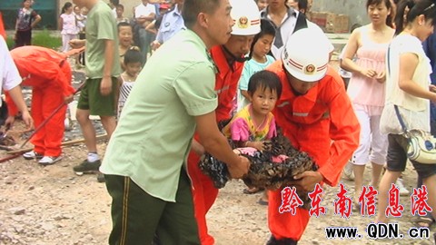 瀝青“吞噬”五歲女童 消防成功營救(組圖)