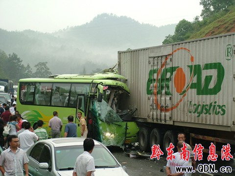 放慢速度“看熱鬧” 引發嚴重追尾事故(圖)