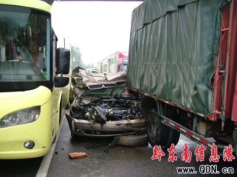 放慢速度“看熱鬧” 引發嚴重追尾事故(圖)