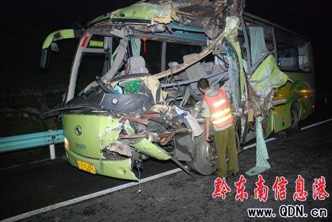 放慢速度“看熱鬧” 引發嚴重追尾事故(圖)