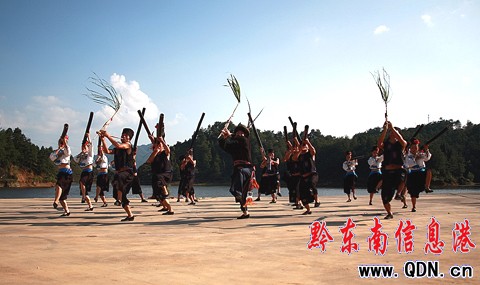 “多彩貴州”《芒筒蘆笙祭祀樂舞》吹沖鋒號