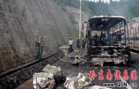 ����·�ϴ��ͻȻ��ȼ 26���˿Ͱ�Ȼ�o��(�D)