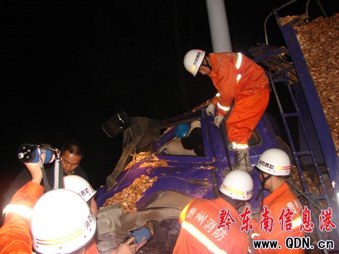 玉凱高速上大卡撞向電線桿 一人當場死亡(圖)