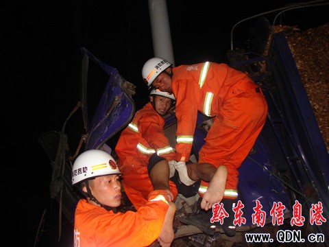 玉凱高速上大卡撞向電線桿 一人當場死亡(圖)