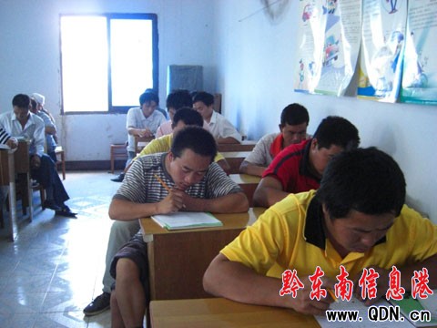 黃平46名摩托車違法駕駛?cè)私邮芙煌ò踩嘤?xùn)