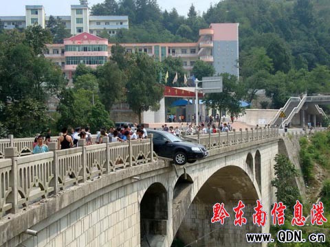 黃平:上演驚險車禍 一轎車沖斷橋欄懸掛橋上