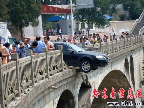 黃平:上演驚險車禍 一轎車沖斷橋欄懸掛橋上