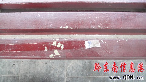 凱里公交站牌刷漆添“衣服” 請市民暫時別坐