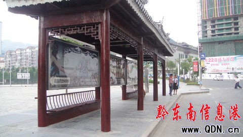 凱里公交站牌刷漆添“衣服” 請市民暫時別坐