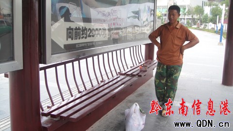 凱里公交站牌刷漆添“衣服” 請市民暫時別坐