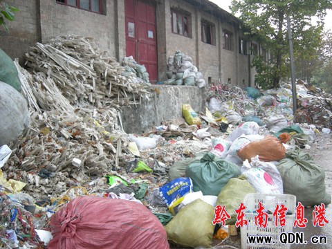 50米沖刺上班?原是臭烘烘的垃圾堆在作祟(圖)