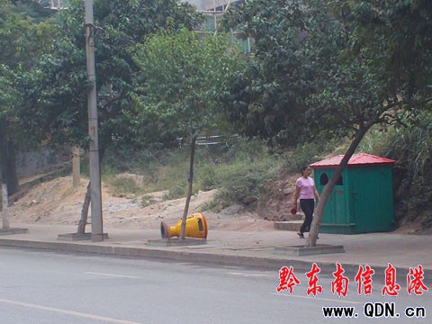 誰動了路邊的垃圾箱(圖)