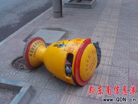 誰動了路邊的垃圾箱(圖)