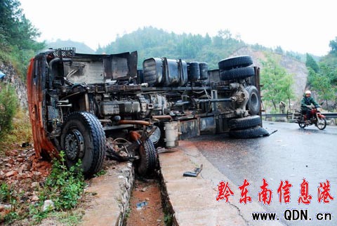 凱里:卡車輪胎爆裂 造成兩人受傷(組圖)