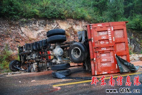 凱里:卡車輪胎爆裂 造成兩人受傷(組圖)