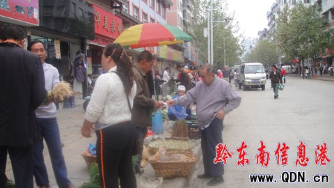 白天擺夜市 交通道路要“噎死”(組圖)