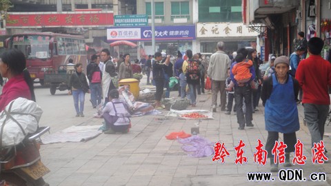 白天擺夜市 交通道路要“噎死”(組圖)