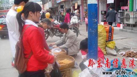 白天擺夜市 交通道路要“噎死”(組圖)
