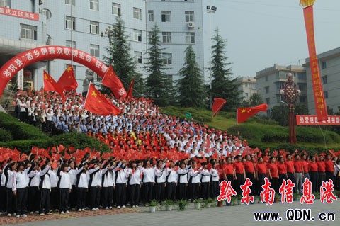 岑鞏千人歡歌為祖國60周年華誕謝禮(圖)