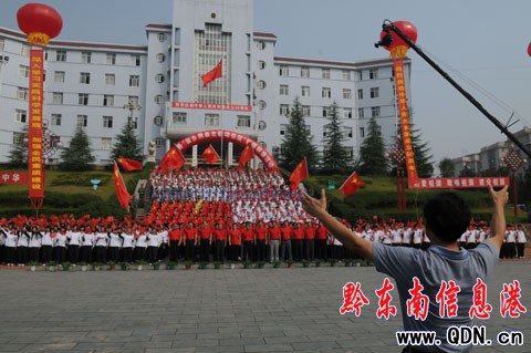 岑鞏千人歡歌為祖國60周年華誕謝禮(圖)