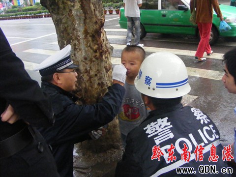 走失孩子街頭哭泣 巡邏民警出手相助(圖)