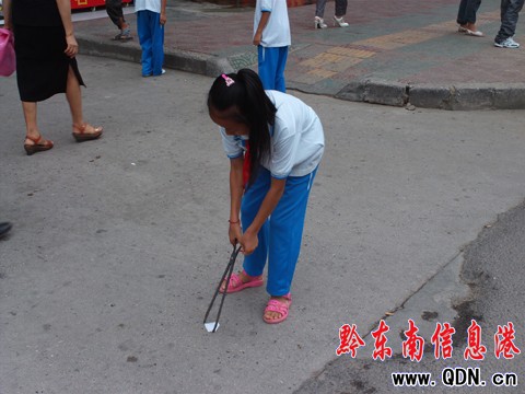 學生爭做“整臟治亂”監督員(組圖)