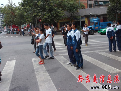 學生爭做“整臟治亂”監督員(組圖)