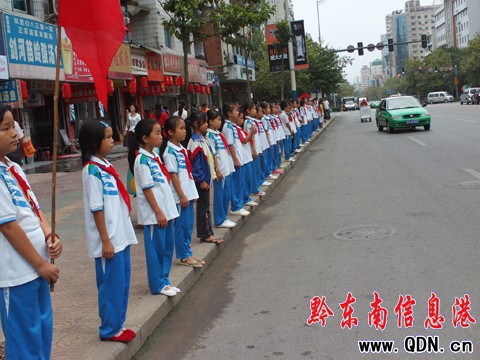 學生爭做“整臟治亂”監督員(組圖)