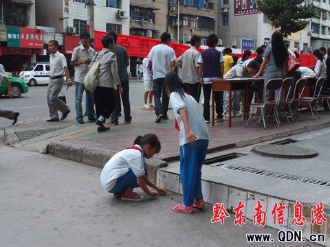 學生爭做“整臟治亂”監督員(組圖)