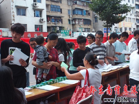 學生爭做“整臟治亂”監督員(組圖)