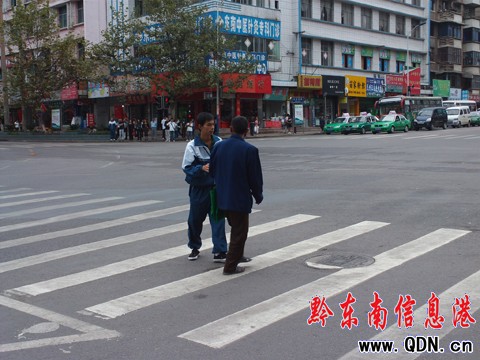 學生爭做“整臟治亂”監督員(組圖)