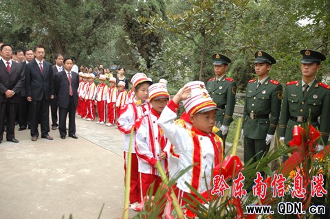 國慶前夕 天柱四大班子看望革命烈士(組圖)