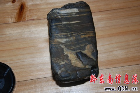 一塊石頭上 凸現中國地圖(圖)