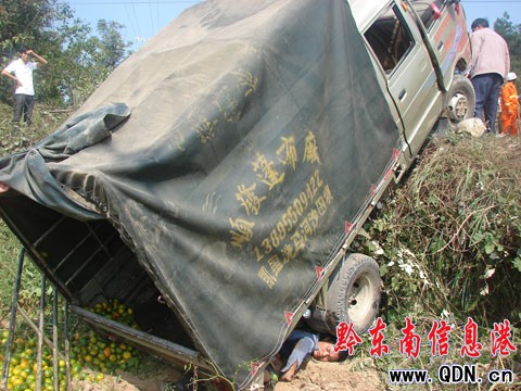 頑皮孩童玩手剎 父親為救孩子被壓車底(圖)