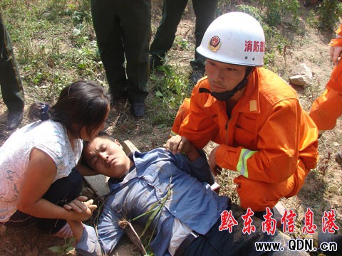 頑皮孩童玩手剎 父親為救孩子被壓車底(圖)