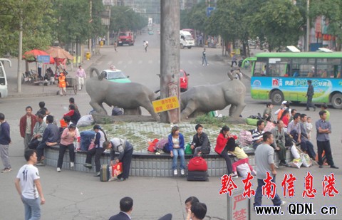 凱里火車站中心花園成了“休息點”(圖)