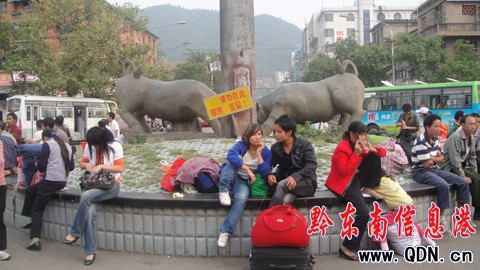 凱里火車站中心花園成了“休息點”(圖)