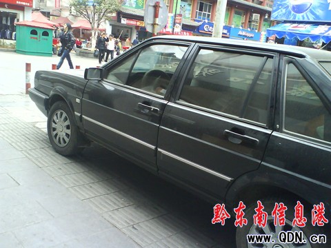 步行街成停車場 行人購物需繞道(組圖)