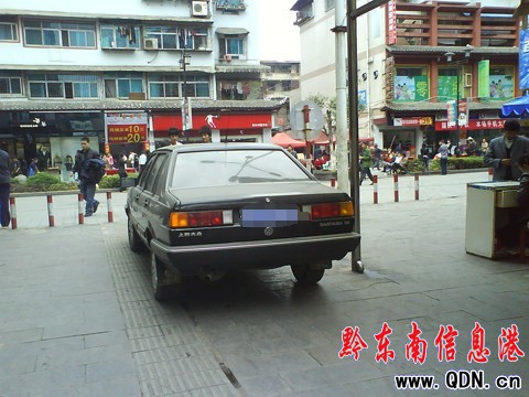 步行街成停車場 行人購物需繞道(組圖)