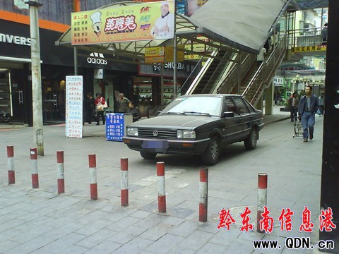 步行街成停車場 行人購物需繞道(組圖)