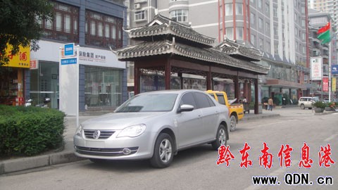 公交站臺怎么停有私家車?(圖)