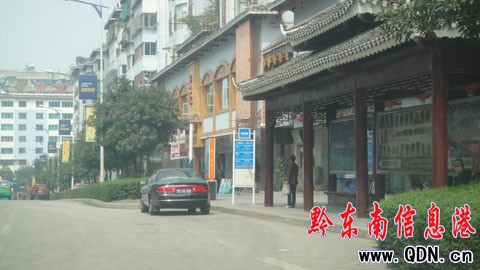 公交站臺怎么停有私家車?(圖)