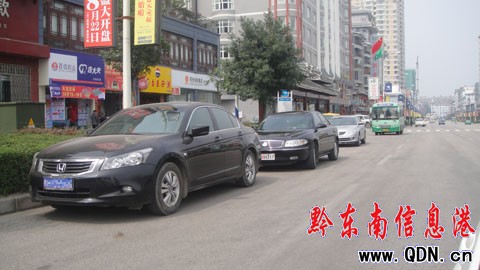 公交站臺怎么停有私家車?(圖)